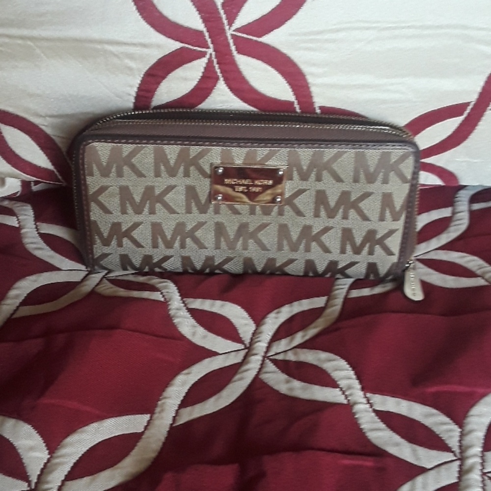 Michael Kors Signature Wallet with peeling